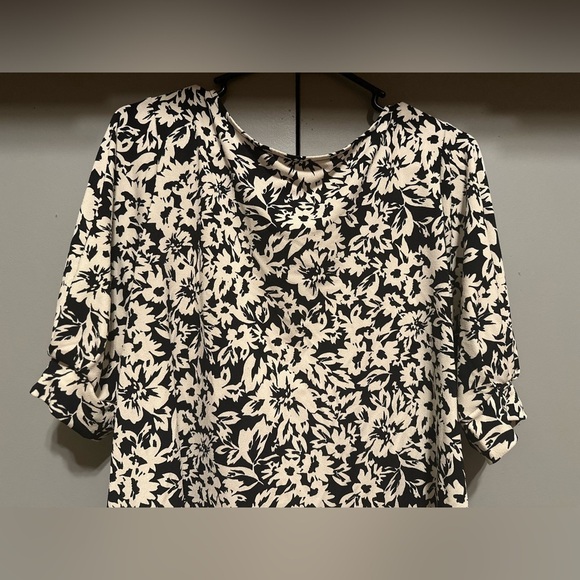 ❤️H&M - Short Sleeve Black & White Floral Blouse (Size XL) - Picture 5 of 10